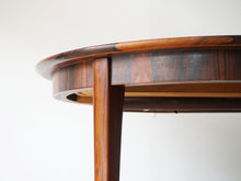 画像をギャラリービューアに読み込む, デンマークデザイン ローズウッド  北欧ヴィンテージ 延長式ダイニングテーブルの縁と脚
