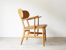 画像をギャラリービューアに読み込む, Hans J Wegner CH22 Carl Hansen＆Søn ハンス ウェグナー カールハンセン オーク革張り イージチェア アームチェアの側面
