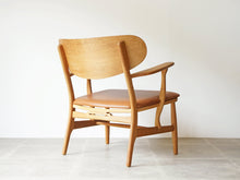 画像をギャラリービューアに読み込む, Hans J Wegner CH22 Carl Hansen＆Søn ハンス ウェグナー カールハンセン オーク革張り イージチェア アームチェアの背面

