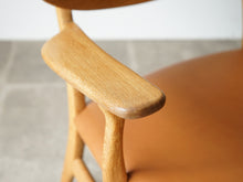 画像をギャラリービューアに読み込む, Hans J Wegner CH22 Carl Hansen＆Søn ハンス ウェグナー カールハンセン オーク革張り イージチェア アームチェアの肘掛け
