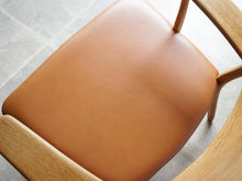 画像をギャラリービューアに読み込む, Hans J Wegner CH22 Carl Hansen＆Søn ハンス ウェグナー カールハンセン オーク革張り イージチェア アームチェアの座面
