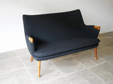 画像をギャラリービューアに読み込む, Hans J. Wegner “AP20” Sofa
