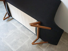 画像をギャラリービューアに読み込む, Tove Edvard Kindt Larsen Brdr Petersen Pagode トーベ エドワード キンドラーセン パゴダ 北欧ヴィンテージ 黒ウール ソファの裏面
