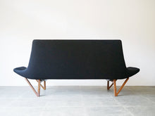 画像をギャラリービューアに読み込む, Tove Edvard Kindt Larsen Brdr Petersen Pagode トーベ エドワード キンドラーセン パゴダ 北欧ヴィンテージ 黒ウール ソファの背面
