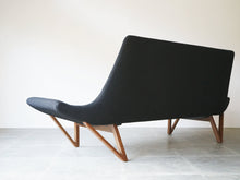 画像をギャラリービューアに読み込む, Tove Edvard Kindt Larsen Brdr Petersen Pagode トーベ エドワード キンドラーセン パゴダ 北欧ヴィンテージ 黒ウール ソファの背面
