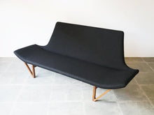 画像をギャラリービューアに読み込む, Tove Edvard Kindt Larsen Brdr Petersen Pagode トーベ エドワード キンドラーセン パゴダ 北欧ヴィンテージ 黒ウール ソファの斜め上から
