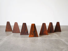 画像をギャラリービューアに読み込む, Kai Kristiansen Feldballe Møbelfabrik Rosewood Bookends カイクリスチャンセン フィールドボール モベルファブリク 北欧ヴィンテージ ローズウッド ブックエンドの正面
