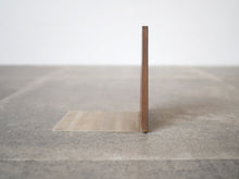 画像をギャラリービューアに読み込む, Kai Kristiansen Feldballe Møbelfabrik Rosewood Bookends カイクリスチャンセン フィールドボール モベルファブリク 北欧ヴィンテージ ローズウッド ブックエンドの側面
