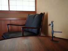 画像をギャラリービューアに読み込む, Circle and Square Kondoオリジナル Atelier27製 スチール製 幾何学的な構成のオブジェとコロニアルチェア
