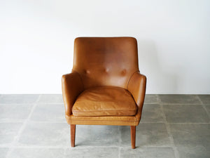 アルネ・ヴォッダーの革張りのイージーチェア Arne Vodder Arm chair upholstered with leather Ivan Schlechter レザーの一人がけ椅子の正面やや上から