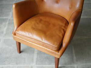 アルネ・ヴォッダーの革張りのイージーチェア Arne Vodder Arm chair upholstered with leather Ivan Schlechter レザーの一人がけ椅子のクッション 座りごごち良し