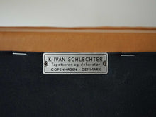 画像をギャラリービューアに読み込む, アルネ・ヴォッダーの革張りのイージーチェア Arne Vodder Arm chair upholstered with leather Ivan Schlechter レザーの一人がけ椅子の裏面にイヴァンシュレクターのプレート

