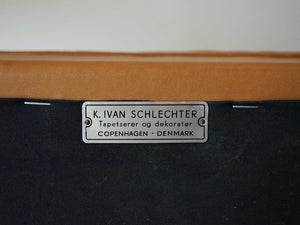 アルネ・ヴォッダーの革張りのイージーチェア Arne Vodder Arm chair upholstered with leather Ivan Schlechter レザーの一人がけ椅子の裏面にイヴァンシュレクターのプレート