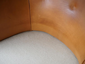 アルネ・ヴォッダーの革張りのイージーチェア Arne Vodder Arm chair upholstered with leather Ivan Schlechter レザーの一人がけ椅子の座面下