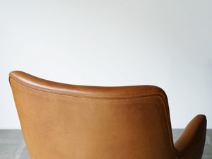 アルネ・ヴォッダーの革張りのイージーチェア Arne Vodder Arm chair upholstered with leather Ivan Schlechter レザーの一人がけ椅子の背もたれ背面上部