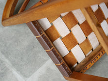 画像をギャラリービューアに読み込む, マグナス・ステフェンセンのレザー編みのチェア Magnus L Stephensen Chair by Søren Willadsen 北欧ヴィンテージの椅子の裏面
