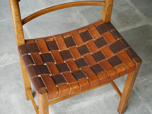 マグナス・ステフェンセンのレザー編みのチェア Magnus L Stephensen Chair  by Søren Willadsen 北欧ヴィンテージの椅子 2トーンのブラウンのストラップ上のレザーを編んでいる