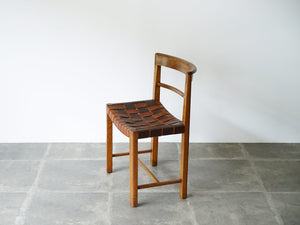 マグナス・ステフェンセンのレザー編みのチェア Magnus L Stephensen Chair  by Søren Willadsen 北欧ヴィンテージの椅子の斜めから