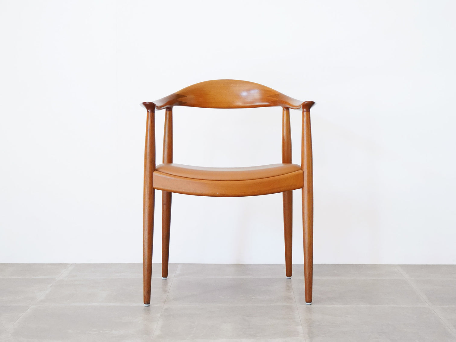 Hans J Wegner JH503 The Chair ハンスJウェグナーのラウンドチェア マホガニーとレザー
