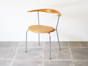 ハンスJウェグナー アームチェア ビンテージ PPモブラーHans J Wegner PP701 チェア アッシュ レザー ウェグナーの椅子をやや上から 天然革の座面と背もたれがマッチしている