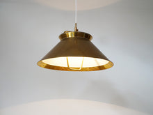 画像をギャラリービューアに読み込む, Hans J Wegner Johannes Hansen JH1ハンス ウェグナー ヨハネス ハンセン ペンダントライト 真鍮 シーリングライトの点灯したイメージ
