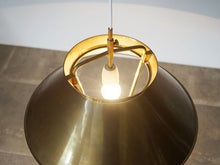 画像をギャラリービューアに読み込む, Hans J Wegner Johannes Hansen JH1ハンス ウェグナー ヨハネス ハンセン ペンダントライト 真鍮 シーリングライトの点灯したイメージ
