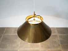 画像をギャラリービューアに読み込む, Hans J Wegner Johannes Hansen JH1ハンス ウェグナー ヨハネス ハンセン ペンダントライト 真鍮 シーリングライトの点灯したイメージ
