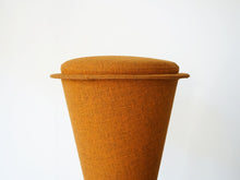 画像をギャラリービューアに読み込む, Verner Panton Cone Plus Linje ヴェルナーパントンコーンチェア オレンジ バースツール ハイチェアの横から
