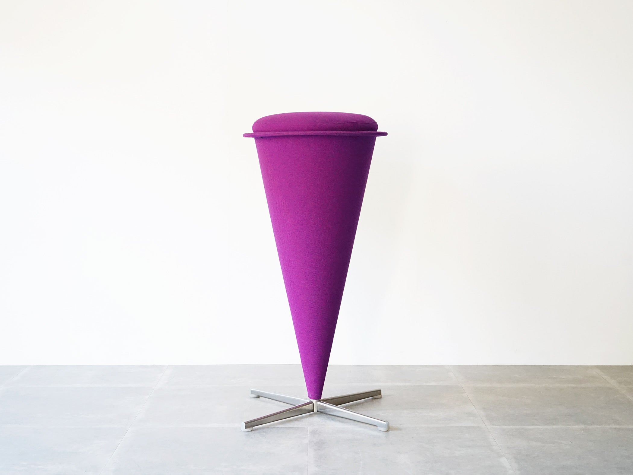 ヴェルナーパントン ファントムチェア ピンク　マゼンタ Verner Panton（ヴェルナー・パントン）コーンチェア “Cone” ピンク 紫