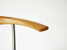 画像をギャラリービューアに読み込む, Hans J Wegner Johannes Hansen JH701 ハンス J ウェグナー ヨハネス ハンセン 北欧ヴィンテージ アームチェアの肘掛け やや上から
