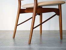 画像をギャラリービューアに読み込む, フィンユールの椅子 ダイニングチェア レザーFinn Juhl SW96 Chair Søren Willadsen 北欧デザインチェア 椅子の斜めの貫フィンユールのチェアSW96 Finn Juhl SW96 chair Søren Willadsen 北欧デザインの椅子の脚
