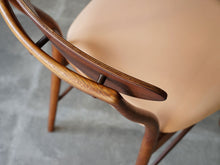 画像をギャラリービューアに読み込む, フィンユールのチェアSW96 Finn Juhl SW96 chair Søren Willadsen 北欧デザインの椅子の背もたれとフレームを繋ぐ
