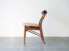 画像をギャラリービューアに読み込む, フィンユールのチェアSW96 Finn Juhl SW96 chair Søren Willadsen 北欧デザインの椅子の側面　背もたれの曲線
