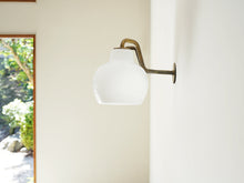 画像をギャラリービューアに読み込む, Vilhelm Lauritzen Louis Poulsen VL Bracket Lamp ヴィルヘルム ラウリッツェン ルイス ポールセン ブラケットランプオパールガラス 真鍮  ウォールランプの側面
