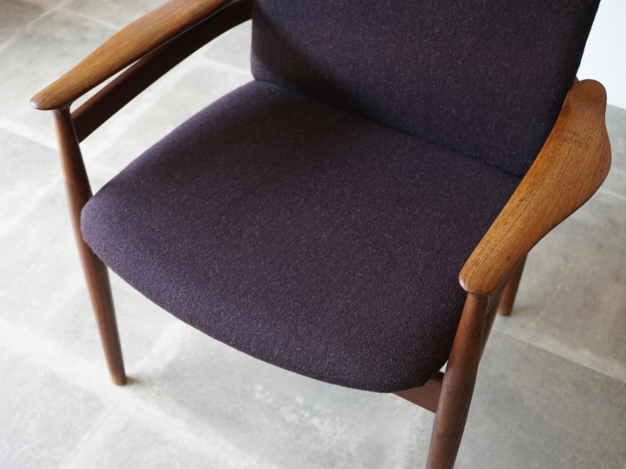 Finn Juhl（フィン・ユール）FD192アームチェア チーク 紫のファブリック張り替え済 France&Søn arm chair ｜ 北欧家具 ・ヴィンテージ家具 ｜ KONDO