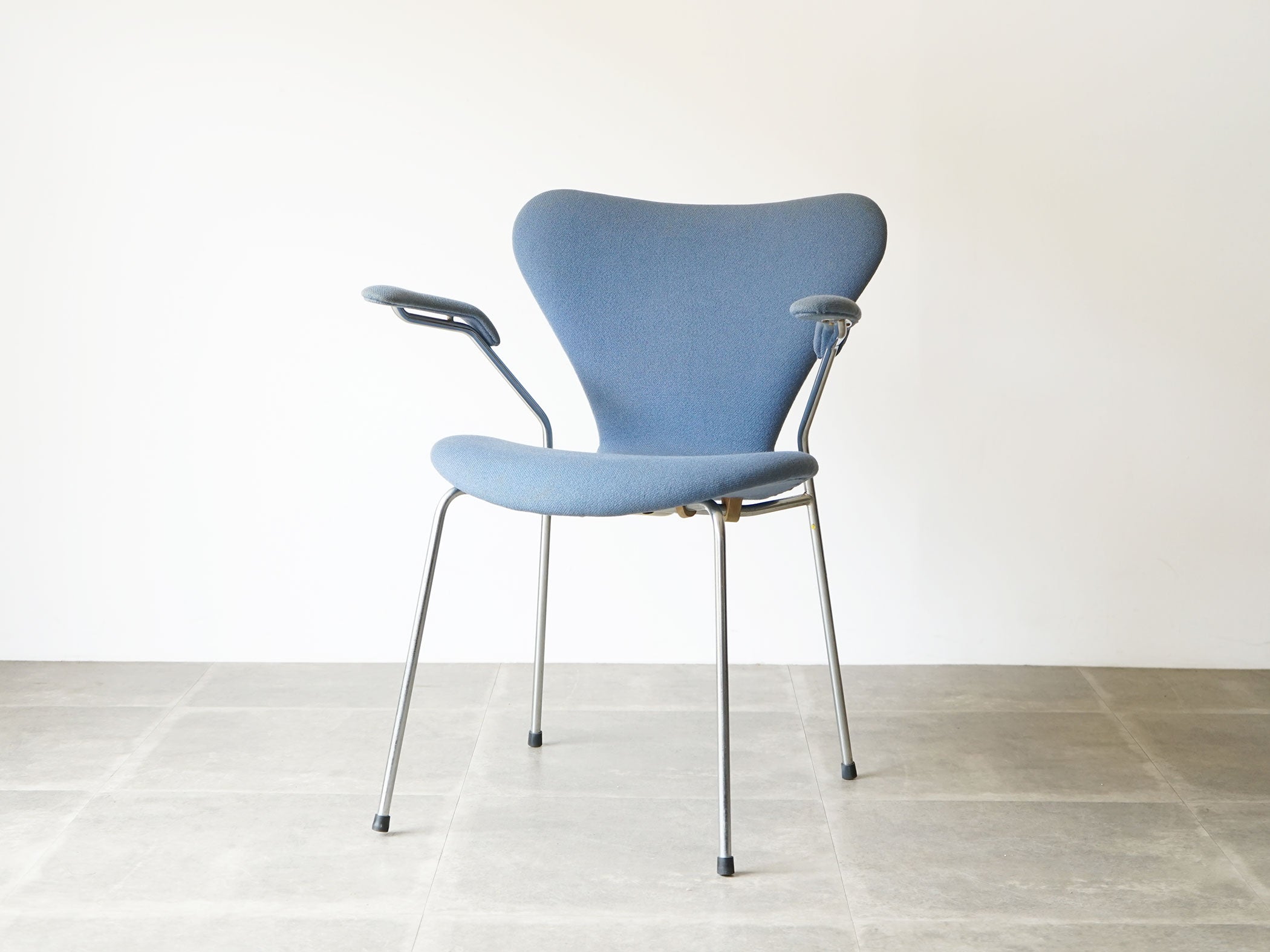 Arne Jacobsen（アルネ・ヤコブセン）セブンチェア肘掛け付き 水色の布