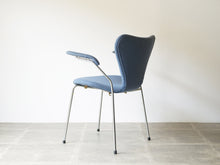 画像をギャラリービューアに読み込む, Arne Jacobsen Fritz Hansen FH3207 Seven chair アルネ ヤコブセン フリッツハンセン セブンチェア 肘掛け付き オフィスチェアの背面 斜めから
