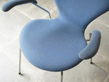 画像をギャラリービューアに読み込む, Arne Jacobsen Fritz Hansen FH3207 Seven chair アルネ ヤコブセン フリッツハンセン セブンチェア 肘掛け付き オフィスチェア 水色布張りの座面
