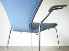 画像をギャラリービューアに読み込む, Arne Jacobsen Fritz Hansen FH3207 Seven chair アルネ ヤコブセン フリッツハンセン セブンチェア 肘掛け付き オフィスチェアの背面 斜めから
