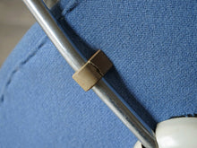 画像をギャラリービューアに読み込む, Arne Jacobsen Fritz Hansen FH3207 Seven chair アルネ ヤコブセン フリッツハンセン セブンチェア 肘掛け付き オフィスチェア 接続部品のわれた様子
