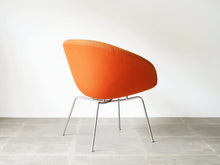画像をギャラリービューアに読み込む, Arne Jacobsen FH3318 The Pot chair Fritz Hansen アルネ ヤコブセン フリッツハンセン製 ポットチェア オレンジ ラウンジチェアの側面
