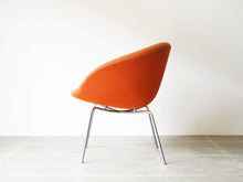 画像をギャラリービューアに読み込む, Arne Jacobsen FH3318 The Pot chair Fritz Hansen アルネ ヤコブセン フリッツハンセン製 ポットチェア オレンジ ラウンジチェアの測面
