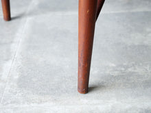 画像をギャラリービューアに読み込む, Finn Juhl Niels Vodder NV51 フィン ユール ニールス ヴォッダー  ヴィンテージ家具 チーク 革 レザー チェアの脚先
