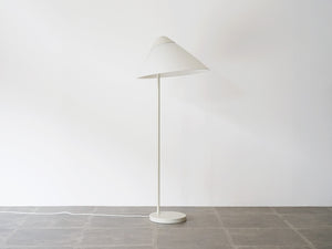 ハンスJウェグナーのフロアランプ オパーラ Hans J Wegner G004 Opala Floor lamp 北欧デザインのスタンド照明 全体が白いライト