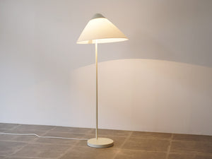 ハンスJウェグナーのフロアランプ オパーラ Hans J Wegner G004 Opala Floor lamp 北欧デザインのスタンド照明を点灯させた様子