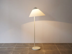 ハンスJウェグナーのフロアランプ オパーラ Hans J Wegner G004 Opala Floor lamp 北欧デザインのスタンド照明を点灯させた様子