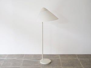 ハンスJウェグナーのフロアランプ オパーラ Hans J Wegner G004 Opala Floor lamp 北欧デザインのスタンド照明 やや上から