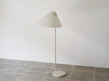 画像をギャラリービューアに読み込む, ハンスJウェグナーのフロアランプ オパーラ Hans J Wegner G004 Opala Floor lamp 北欧デザインのスタンド照明 シェードの向きを変えた
