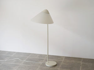 ハンスJウェグナーのフロアランプ オパーラ Hans J Wegner G004 Opala Floor lamp 北欧デザインのスタンド照明 シェードの向きを変えた
