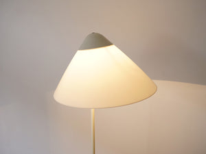 ハンスJウェグナーのフロアランプ オパーラ Hans J Wegner G004 Opala Floor lamp 北欧デザインのスタンド照明を点灯させた様子 アクリルのシェード